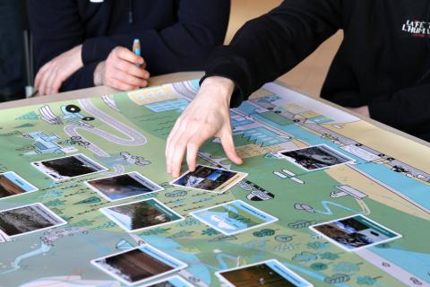 Plateau de jeu sous forme de paysage de montagne avec des cartes à poser
